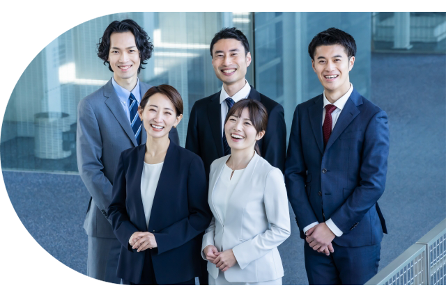従業員が笑ってる画像